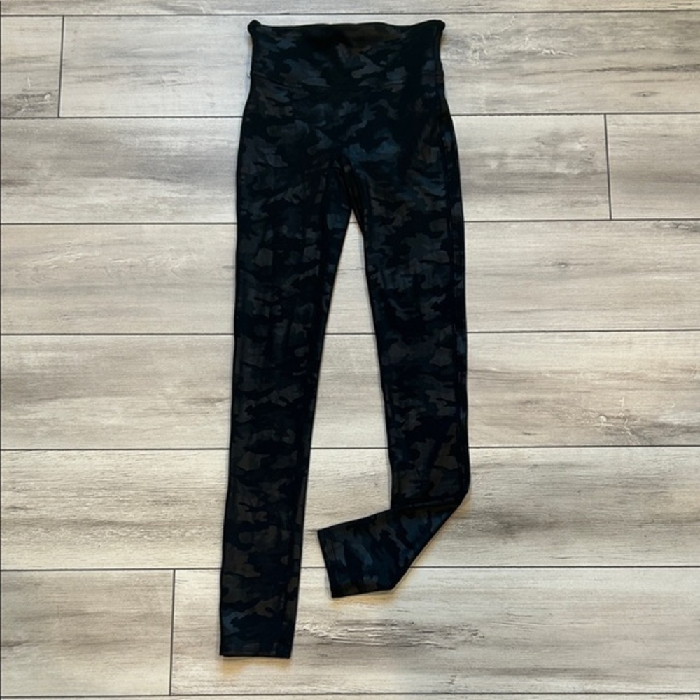 Spanx Faux Leather Matte Black Camo Leggings Style 20185R size XS